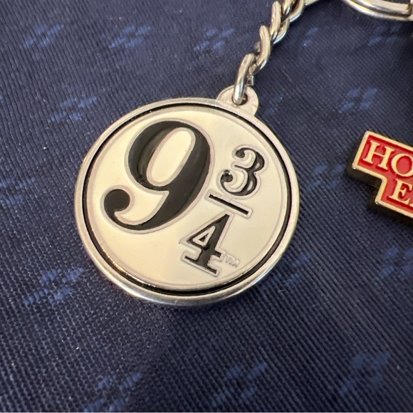 Harry Potter 9 3/4 Hogwarts Express Keychain - Picture 2 of 9